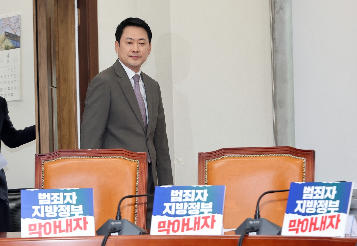 국민의힘 긴급최고위원회의 입장하는 장동혁 대표