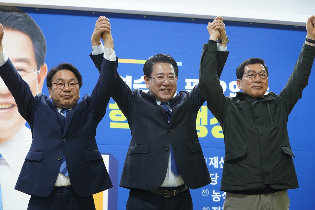 김영록 전남광주특별시장 예비후보가 10일 신정훈 의원·강기정 광주시장과 동부권 민심 투어를 하고 있다.