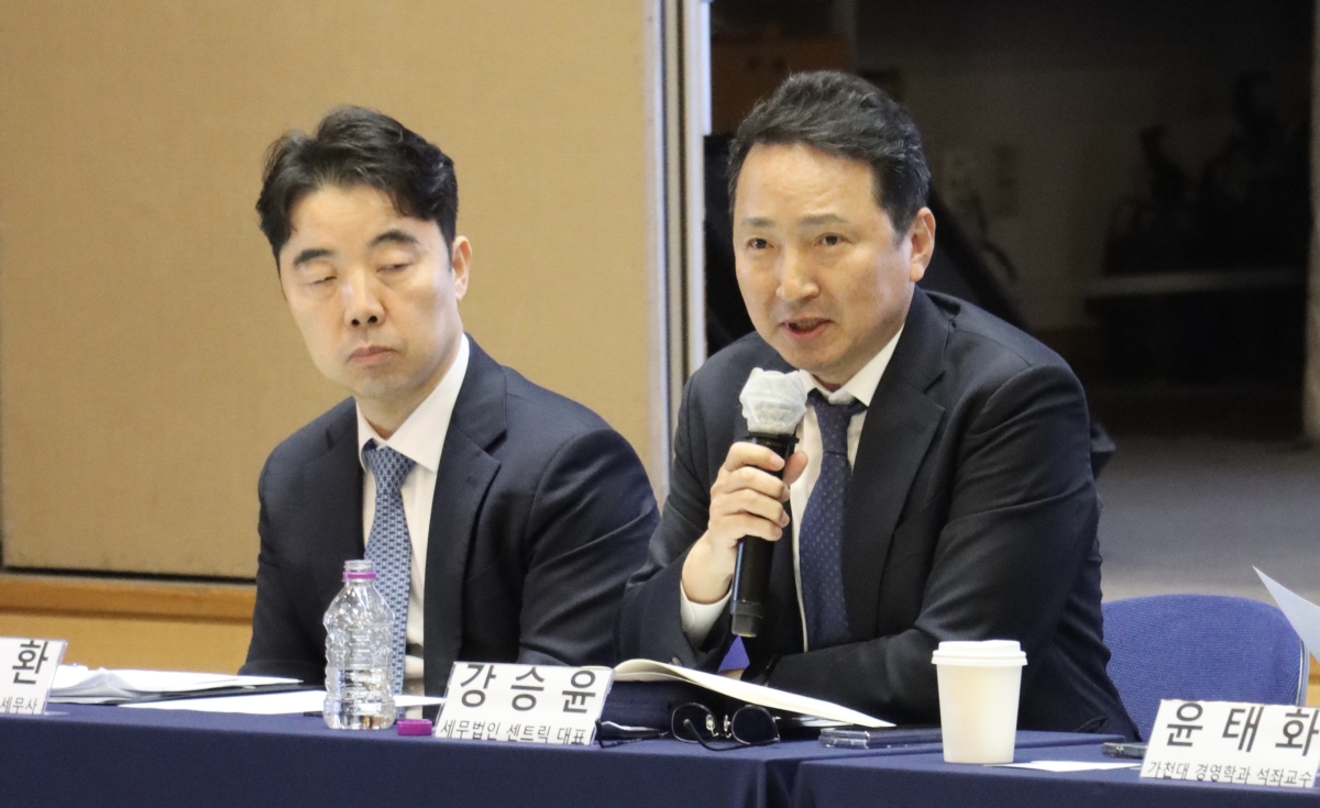 10일 서울 포스코센터 아트홀에서 ‘연예인 1인 기획사 과세 논란 세미나’가 열렸다. 패널로 참석한 강승윤 센트릭 대표가 발언하고 있다.