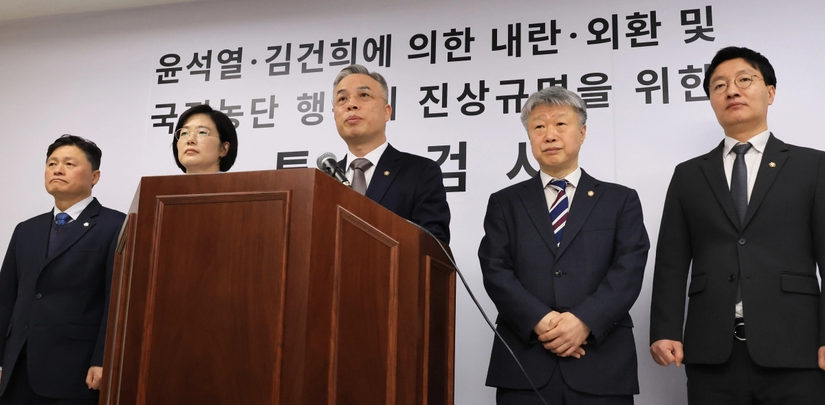 권창영 특별검사가 지난 2월 25일 과천 사무실에서 윤석열ㆍ김건희에 의한 내란ㆍ외환 및 국정농단 행위의 진상규명을 위한 특별검사 사무실 현판식을 마치고 특검보들과 입장발표를 하고 있다. 연합뉴스