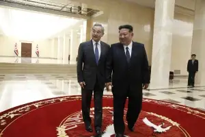 김정은, 中왕이 만나 “中과 고위급 교류·전략적 소통 강화”