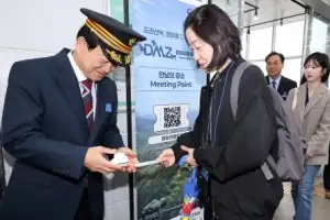 [포토] 정동영, 승차권 개찰… ‘평화이음 열차’ 운행 재개