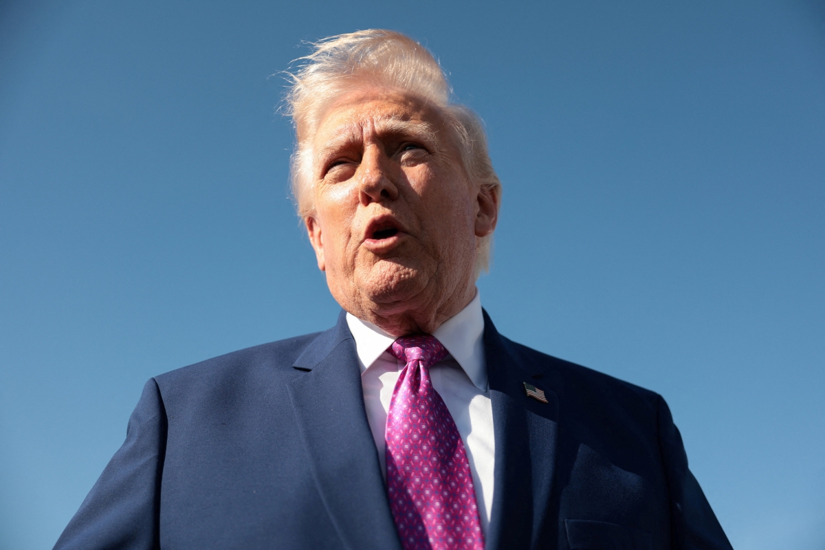 도널드 트럼프 미국 대통령이 10일(현지시간) 메릴랜드주 앤드루스 공군기지에서 버지니아로 떠나기 위해 전용기 에어포스원에 탑승하기 전 기자들과 이야기를 나누고 있다. 로이터 연합뉴스