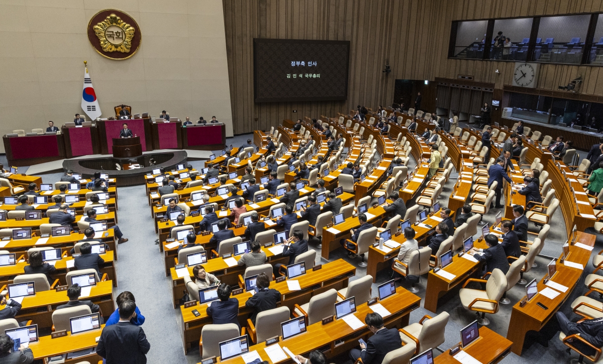 ‘전쟁 추경’ 국회 본회의 통과, 정부 대표해 인사말 하는 김민석 총리