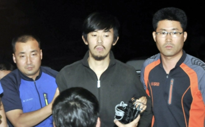 울산에서 두 자매를 무참히 살해한 김홍일이 산속에서 검거된 뒤 울산 중부경찰서로  압송되고 있다. 2012. 9. 13 뉴시스