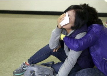 자매를 살해한 혐의를 받고 있는 김홍일에 대한 항소심 선고가 연기된 13년 5월 1일 피해자 유족이 부산법원청사에서 오열하고 있다. 연합뉴스