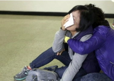 자매를 살해한 혐의를 받고 있는 김홍일에 대한 항소심 선고가 연기된 13년 5월 1일 피해자 유족이 부산법원청사에서 오열하고 있다. 연합뉴스