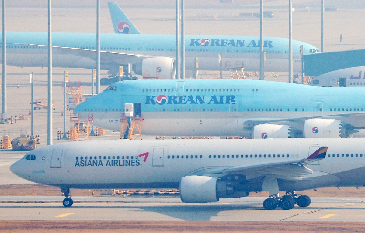 인천국제공항 활주로 위로 대한항공, 아시아나항공 소속 항공기가 이동하고 있다. 2023.10.30. 연합뉴스