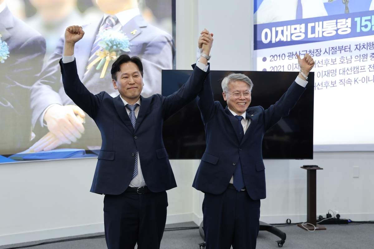 손금주 전 국회의원(왼쪽)이 11일 민형배 전남광주특별시장 민주당 경선후보 지지를 공식 선언하고 있다. 민형배 경선사무소 제공