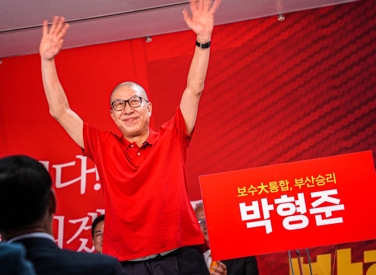 박형준 부산시장이 지난달 28일 부산진구 부전동의 한 빌딩에서 경선 사무소 개소식을 열고 지지자들에게 두 손을 흔들고 있다. 박형준 시장 경선 캠프 제공. 2026.3.28