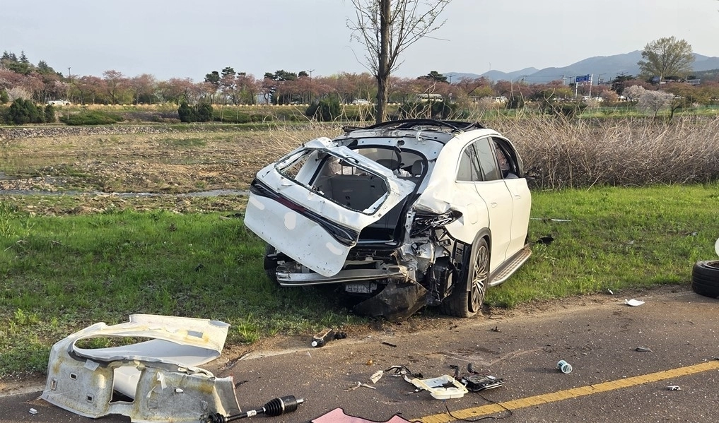경북 경주에서 11일 한 차량이 가드레일을 들이받고 인근 자전거도로로 추락했다. 경북소방본부 제공