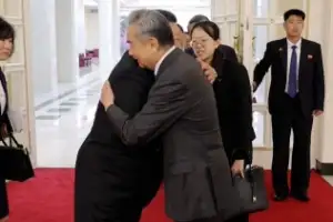 [포토] 김정은, 왕이 중국 외교부장과 작별포옹