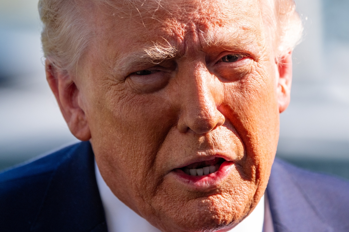 도널드 트럼프 미국 대통령이 11일(현지시간) 워싱턴 백악관 사우스론에서 전용 헬기 ‘마린원’ 탑승에 앞서 취재진 질문에 답하고 있다. AP 뉴시스