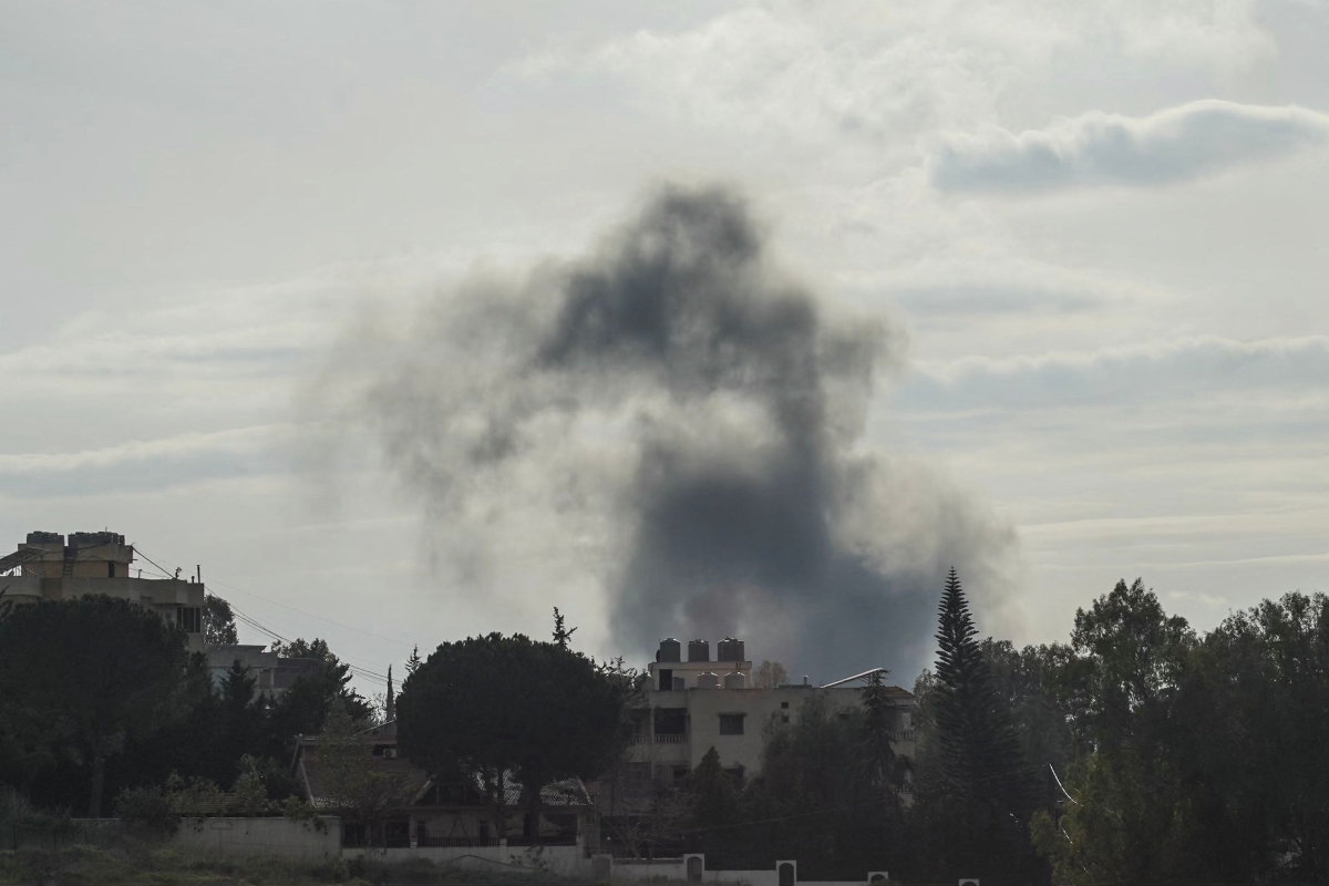 미국과 이란의 대면 협상 첫날인 11일(현지시간) 이스라엘의 공습이 발생한 레바논 남부 마을 알 크푸르(al Kfour)에서 연기가 피어오르고 있다. 이스라엘군은 이날 지난 24시간 동안 레바논 내 로켓 발사대를 포함한 200곳 이상의 헤즈볼라 목표물을 타격했다고 밝혔다. 2026.4.12. AFP 연합뉴스