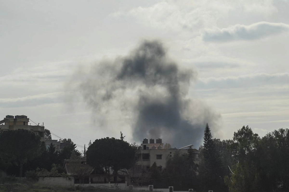 미국과 이란의 대면 협상 첫날인 11일(현지시간) 이스라엘의 공습이 발생한 레바논 남부 마을 알 크푸르(al Kfour)에서 연기가 피어오르고 있다. 이스라엘군은 이날 지난 24시간 동안 레바논 내 로켓 발사대를 포함한 200곳 이상의 헤즈볼라 목표물을 타격했다고 밝혔다. 2026.4.12. AFP 연합뉴스