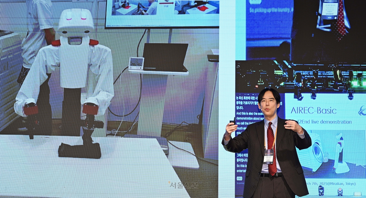 오가타 데쓰야 일본 AI로봇협회장이 지난해 11월 5일 서울 중구 신라호텔에서 열린 제10회 서울미래컨퍼런스 ‘인류와 손잡은 휴머노이드 : 기술과 감성의 접점’ 로봇세션에서 ‘오픈로봇기반 모델을 통한 인간과 로봇의 공존’이라는 주제로 연설을 하고 있다. 서울신문 DB