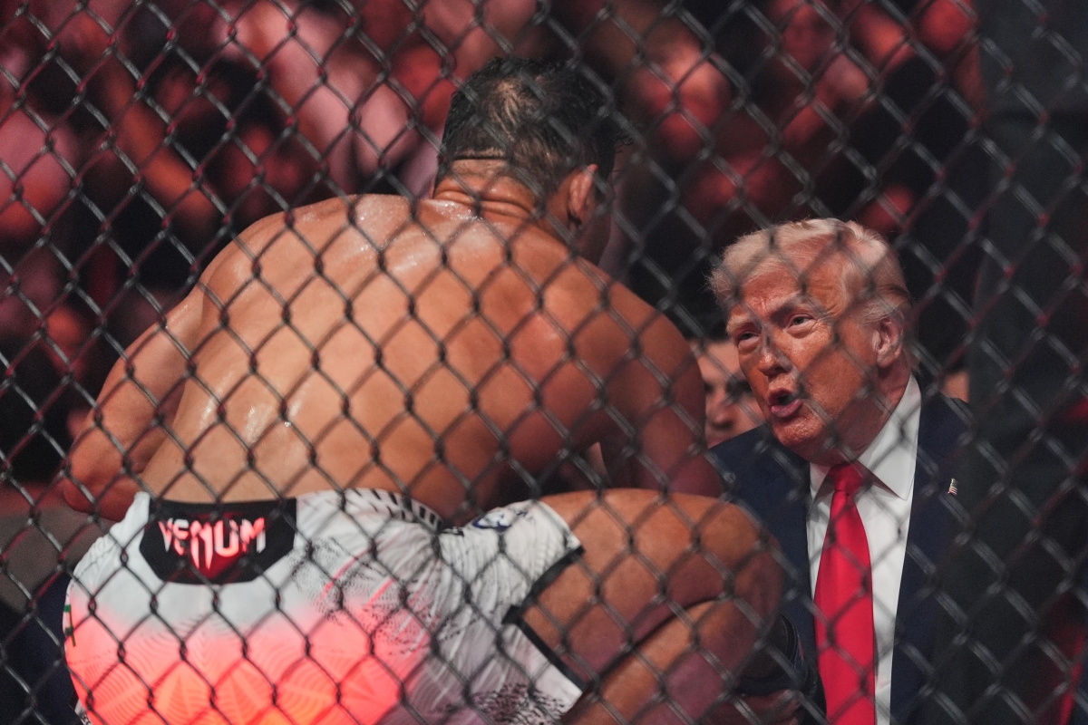 도널드 트럼프 미국 대통령이 11일(현지시간) 플로리다주 마이애미 카세야 센터에서 열린 이종격투기(UFC) 327 경기에서 TKO 승리를 거둔 파울로 엔리케 코스타(브라질) 선수와 이야기하고 있다. 2026.4.12 마이애미 AP 연합뉴스