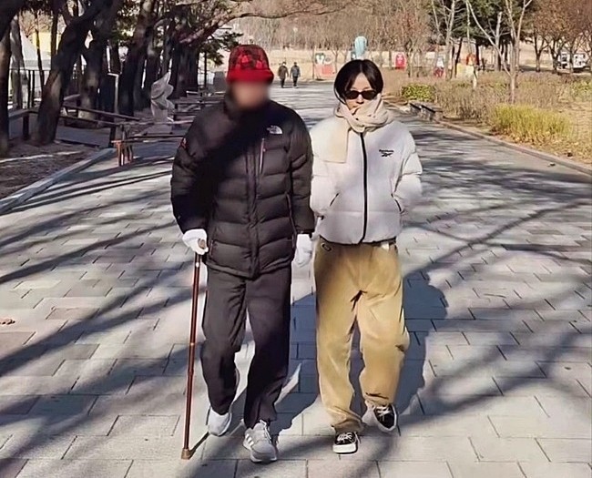 2023년 11월 28일 이효리의 친언니가 자신의 소셜미디어(SNS)에 올린 이효리와 부친의 모습. 인스타그램