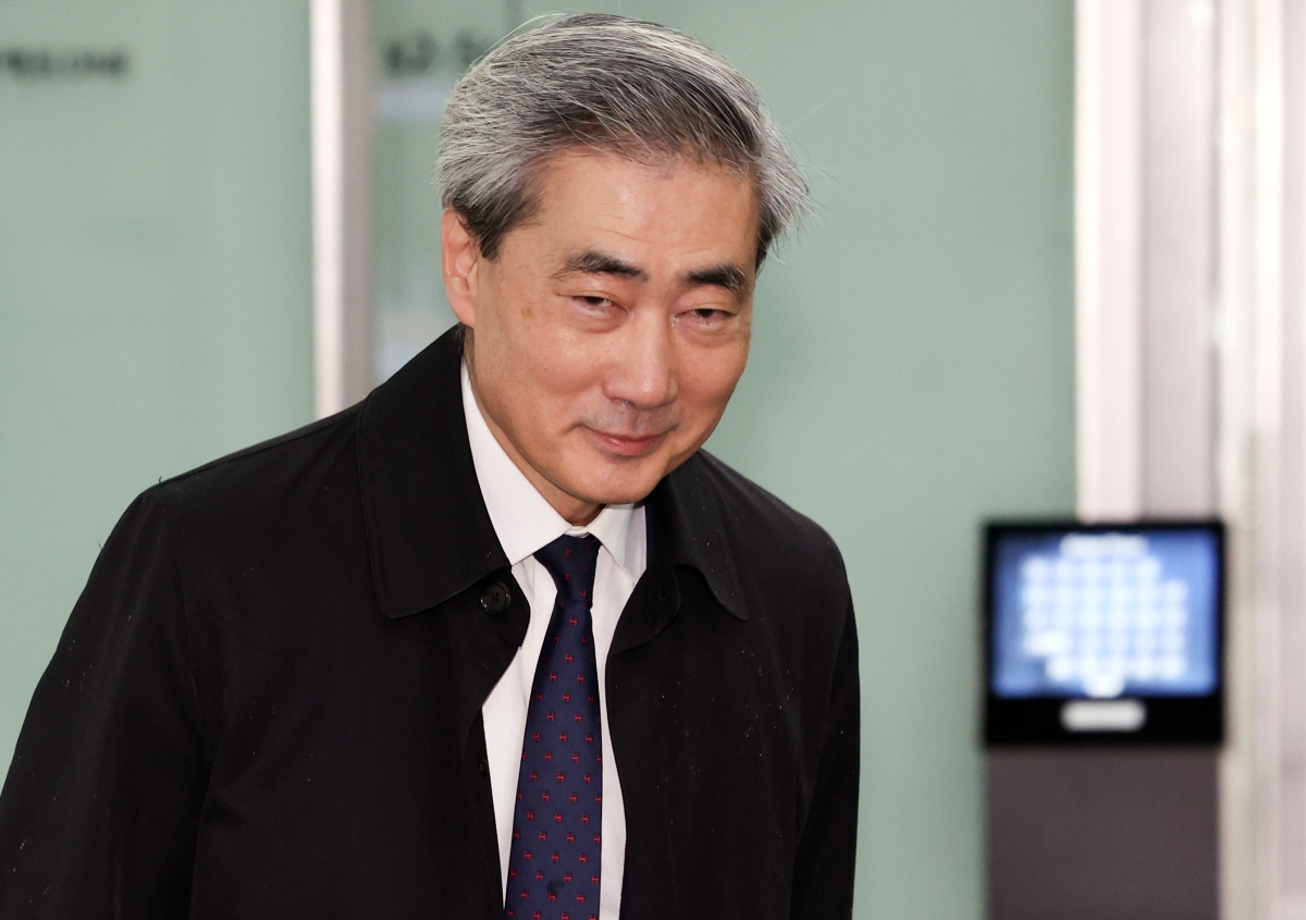 신현송 한국은행 총재 후보자가 지난 9일 오전 서울 중구 한화금융플라자에 차려진 인사 청문회 준비 사무실로 출근하고 있다. 뉴시스