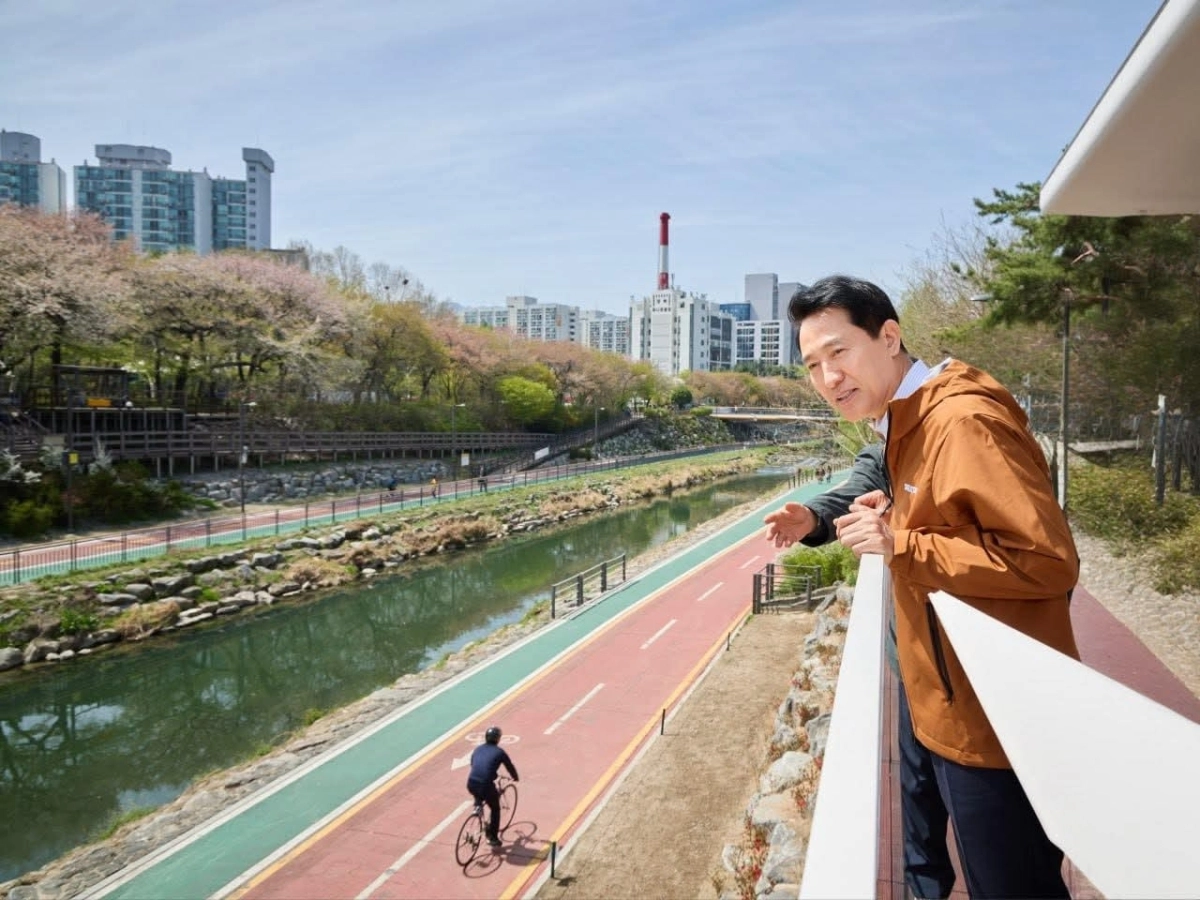 오세훈 서울시장이 12일 노원구 노원우이마루에서 관계자의 설명을 듣고 있다.  오세훈 시장 페이스북