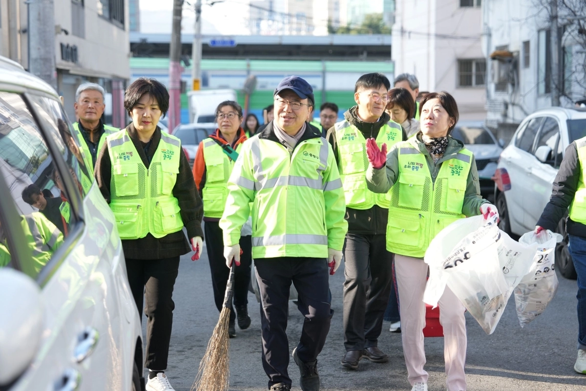류경기(앞줄 가운데) 서울 중랑구청장이 지난 8일 상봉1동에서 주민들과 함께 봄맞이 골목길 청소를 하고 있다. 중랑구 제공