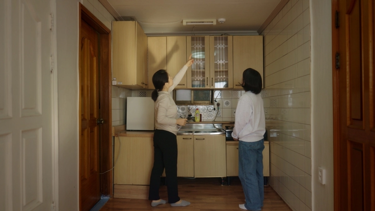 서울시 이사동행서비스 홍보영상의 한 장면. 이사동행 매니저가 이사 당일 집 점검을 돕고 있다.  서울시 제공