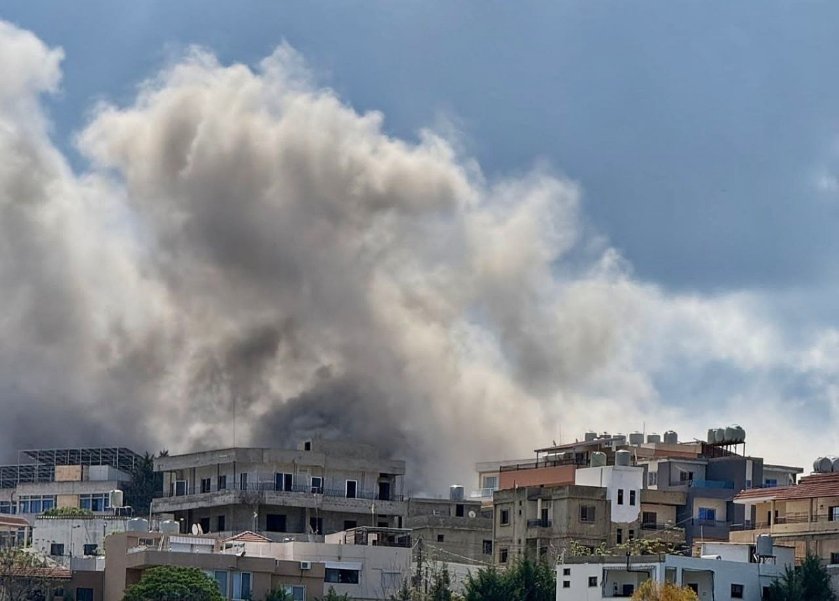 12일(현지시간) 이란 프레스TV는 이스라엘군이 레바논 남부 티레 지구 내 알 바주리야 마을에 대한 공습을 시작했다고 보도했다. 사진은 이날 공습 현장. 2026.4.12 프레스TV