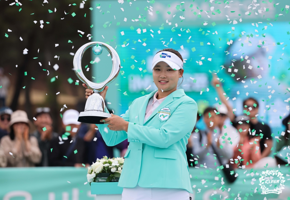 김민솔이 12일 경북 구미시 골프존 카운티 선산CC에서 끝난 한국여자프로골프(KLPGA) 투어 iM금융 오픈에서 최종합계 11언더파 277타로 우승을 차지한 뒤 트로피를 든 채 기뻐하고 있다.  KLPGA 제공