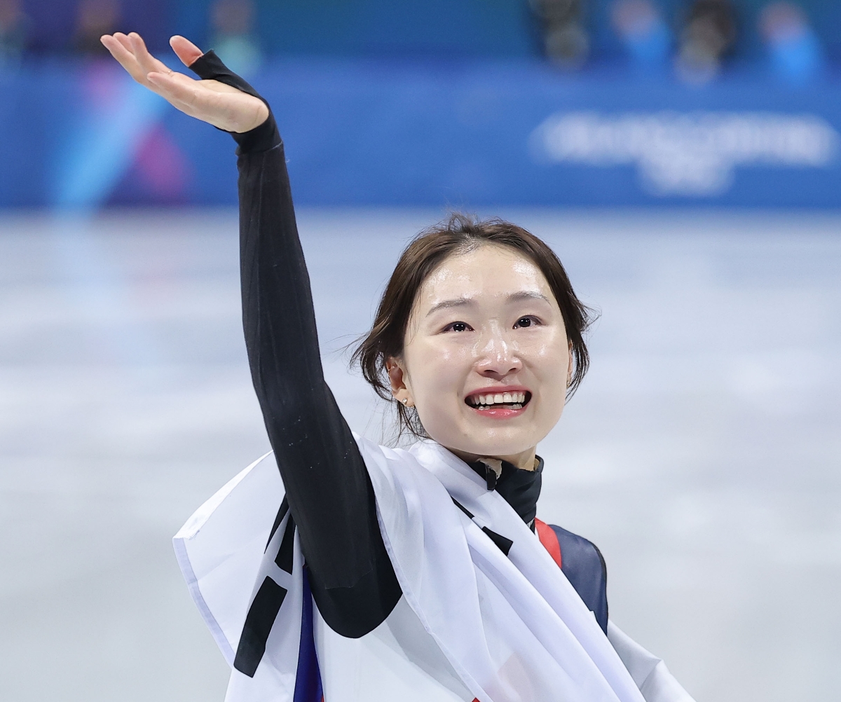 최민정이 21일(한국시간) 이탈리아 밀라노 아이스스케이팅 아레나에서 열린 2026 밀라노ㆍ코르티나담페초동계올림픽 쇼트트랙 여자 1500m에서 은메달을 획득한 뒤 태극기를 들고 관중석을 향해 손을 흔들고 있다. 2026.2.21 밀라노 연합뉴스