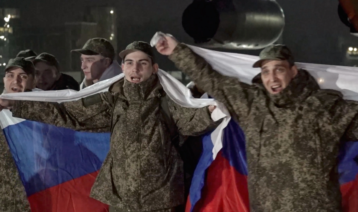 11일(현지시간) 러시아 모스크바 외곽 주코프스키 군사기지에 도착한 전쟁 포로들. 러시아는 정교회 부활절을 맞아 우크라이나와 각각 175명의 전쟁 포로를 교환했다고 발표했다. 2026.4.11 러시아 국방부 자료