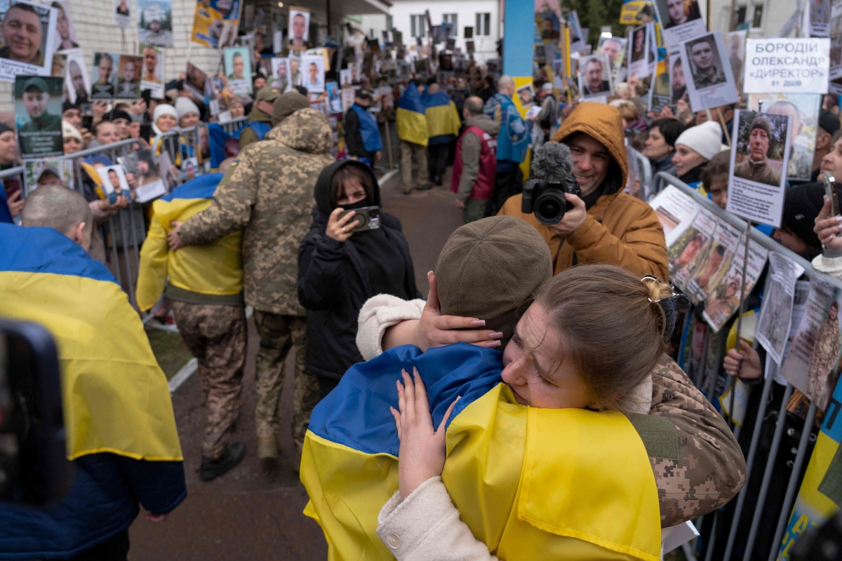 11일(현지시간) 우크라이나 체르니히우 지역에 도착한 우크라이나 전쟁 포로들. 러시아와 우크라이나는 정교회 부활절을 맞아 일시 휴전에 합의했으며, 각각 175명의 전쟁 포로를 교환했다. 2026.4.11 체르니히우 AFP 연합뉴스