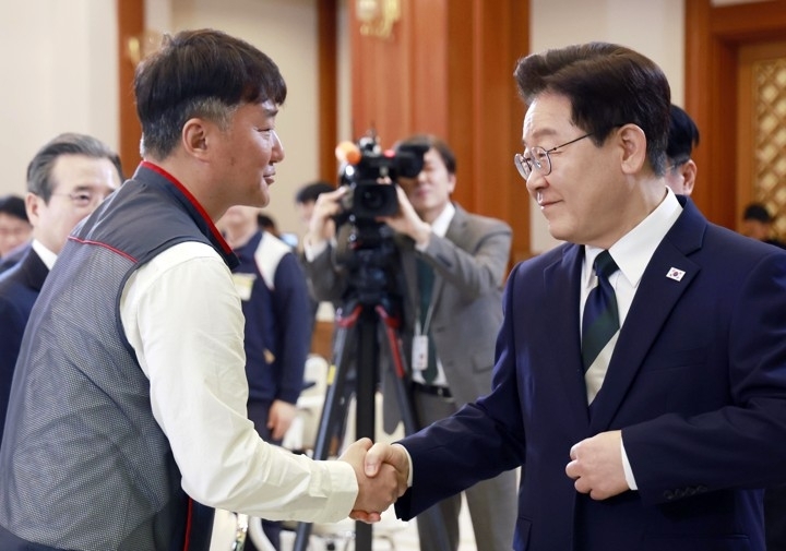 이재명 대통령이 10일 청와대에서 열린 민주노총 초청간담회에서 양경수 위원장과 악수하고 있다. 연합뉴스