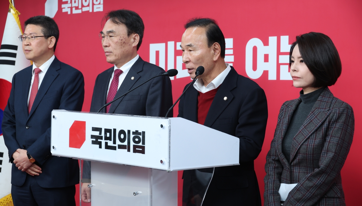 박덕흠 국민의힘 공천관리위원장이 9일 서울 여의도 중앙당사에서 회의 결과 브리핑을 하고 있다. 뉴스1