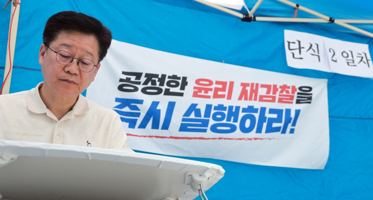 안호영 더불어민주당 의원이 12일 국회 본관 앞에서 전북지사 후보로 선출된 이원택 의원의 ‘제3자 식비 대납’ 의혹에 대한 재감찰을 요구하며 단식 농성하고 있다. 2026.4.12 연합뉴스