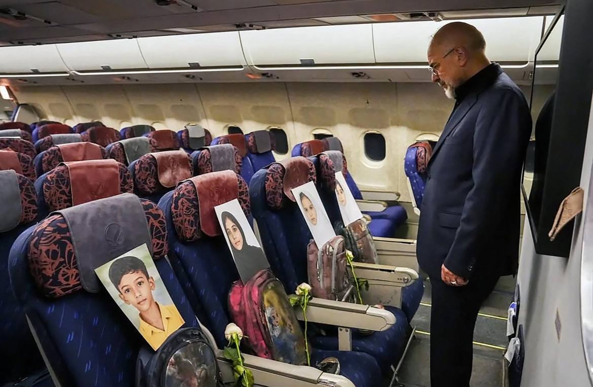 모하마드 바게르 갈리바프 이란 의회 의장이 11일(현지시간) 미국과의 회담을 위해 파키스탄으로 향하는 전용기 안에서 이란 미나브의 한 이슬람 학교에서 숨진 어린이들의 사진을 바라보고 있다. 이 학교에서는 미국·이스라엘의 공습으로 170여명의 사망자가 발생했다. 이란 외무부 제공·AFP 연합뉴스