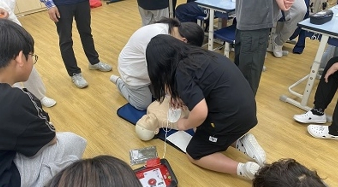 지난해 9월 송파구 한 중학교에서 실시된 ‘학교로 찾아가는 구조 및 응급처치 교육’에서 학생들이 마네킹에 교육용 자동 심장 충격기를 사용해 보고 있다. 송파구 제공