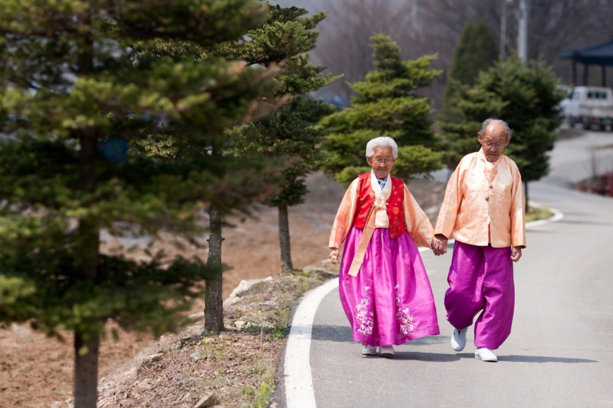 다큐멘터리 영화 ‘님아, 그 강을 건너지 마오’의 한 장면. 주인공 강계열(왼쪽) 할머니와 남편 조병만 할아버지가 강원 횡성의 한 마을 길을 걷고 있다. 서울신문 DB