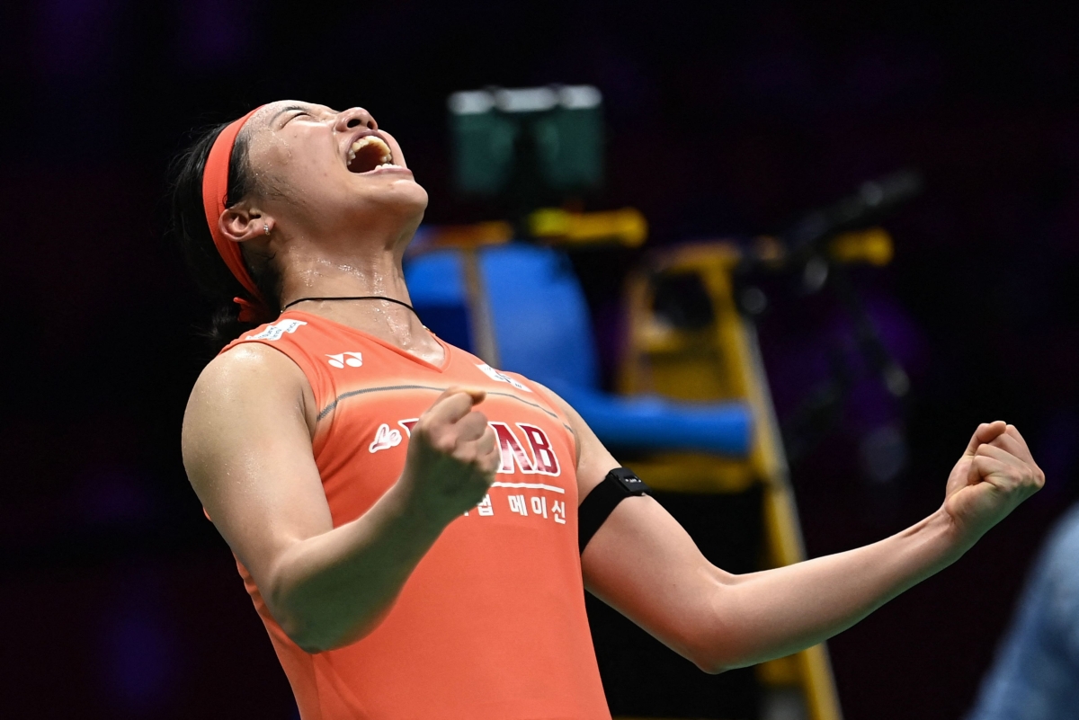 배드민턴 세계 1위 안세영이 중국 닝보 올림픽 스포츠센터에서 열린 2026 아시아배드민턴선수권대회 여자 단식 결승에서 세계 2위 왕즈이를 꺾은 뒤 포효하고 있다. 생애 첫 아시아선수권 정상에 오른 안세영은 배드민턴 ‘커리어 그랜드슬램’을 완성했다. 한국 여자 선수 최초이자 여자 단식 역대 두 번째다. 닝보 AFP 연합뉴스
