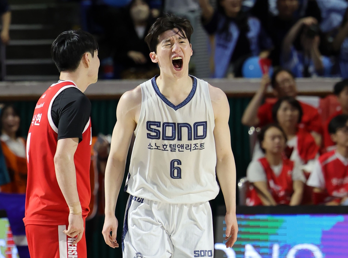 프로농구 고양 소노 이정현이 12일 서울 송파구 잠실학생체육관에서 열린 6강 플레이오프 1차전 서울 SK와의 경기에서 슛을 성공시킨 뒤 포효하고 있다. 뉴시스