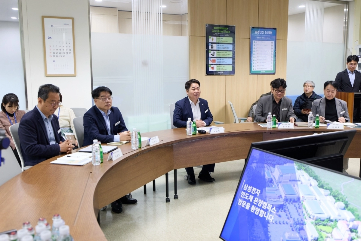 오세현 아산시장이 삼성전자 온양사업장을 방문해  후공정 생산시설(CAPA) 확충 투자 대상지 선정을 요청하고 있다. 시 제공