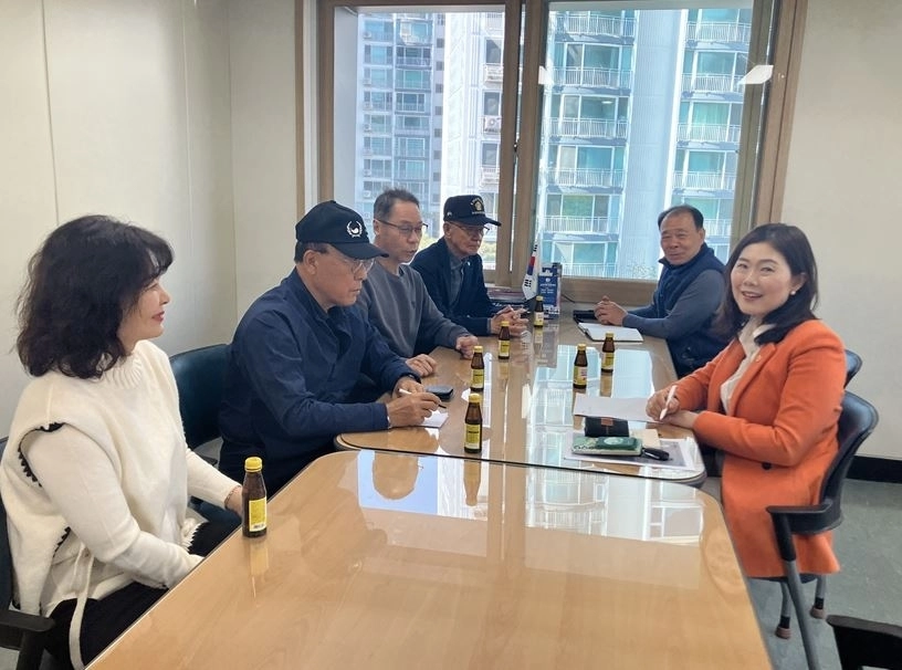 구미경 의원(오른쪽 위에서부터 두 번째)이 간담회에서 의견을 청취하고 있다.