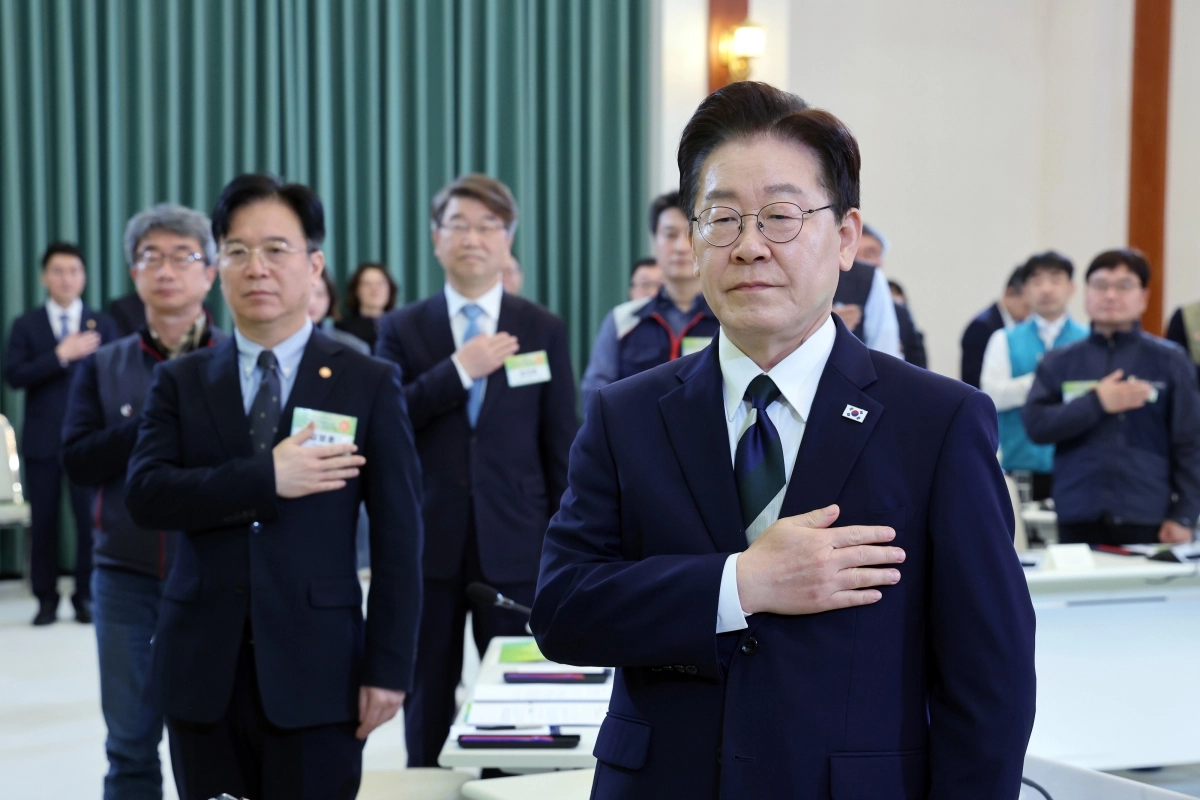 이재명 대통령이 10일 청와대에서 열린 민주노총 초청간담회에서 국민의례를 하고 있다. 2026.4.10. 연합뉴스