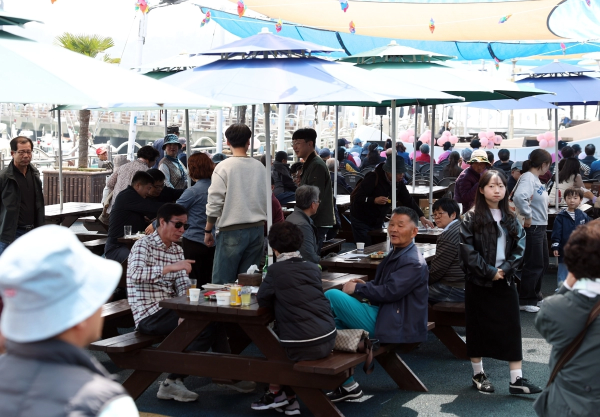지난 11일 마량놀토시장이 관광객들로 북적이고 있다.