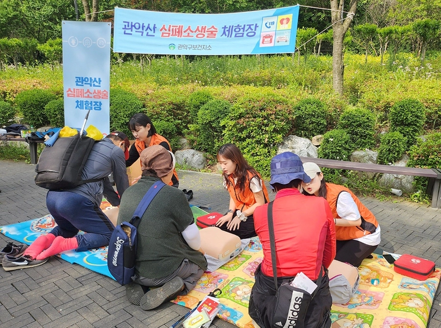 관악산공원 폭포쉼터에서 열린 관악산 심폐소생술 체험장에서 주민들이 심폐소생술 교육을 받고 있다. 관악구 제공
