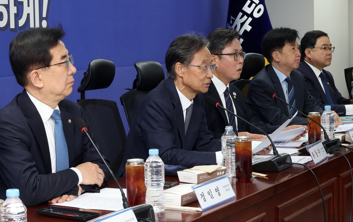 더불어민주당 ‘중동전쟁 경제 대응 특별위원회’ 위원장인 유동수 의원(왼쪽 두 번째)이 13일 국회에서 열린 ‘중동전쟁 경제 대응 특위 3차 회의’에서 발언하고 있다. 연합뉴스