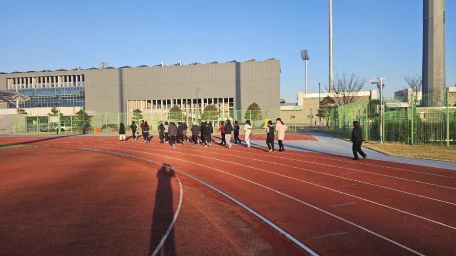 충주시민들이 충주시종합운동장 보조경기장애서 슬로우 조깅을 하고 있다. 충주시 제공.