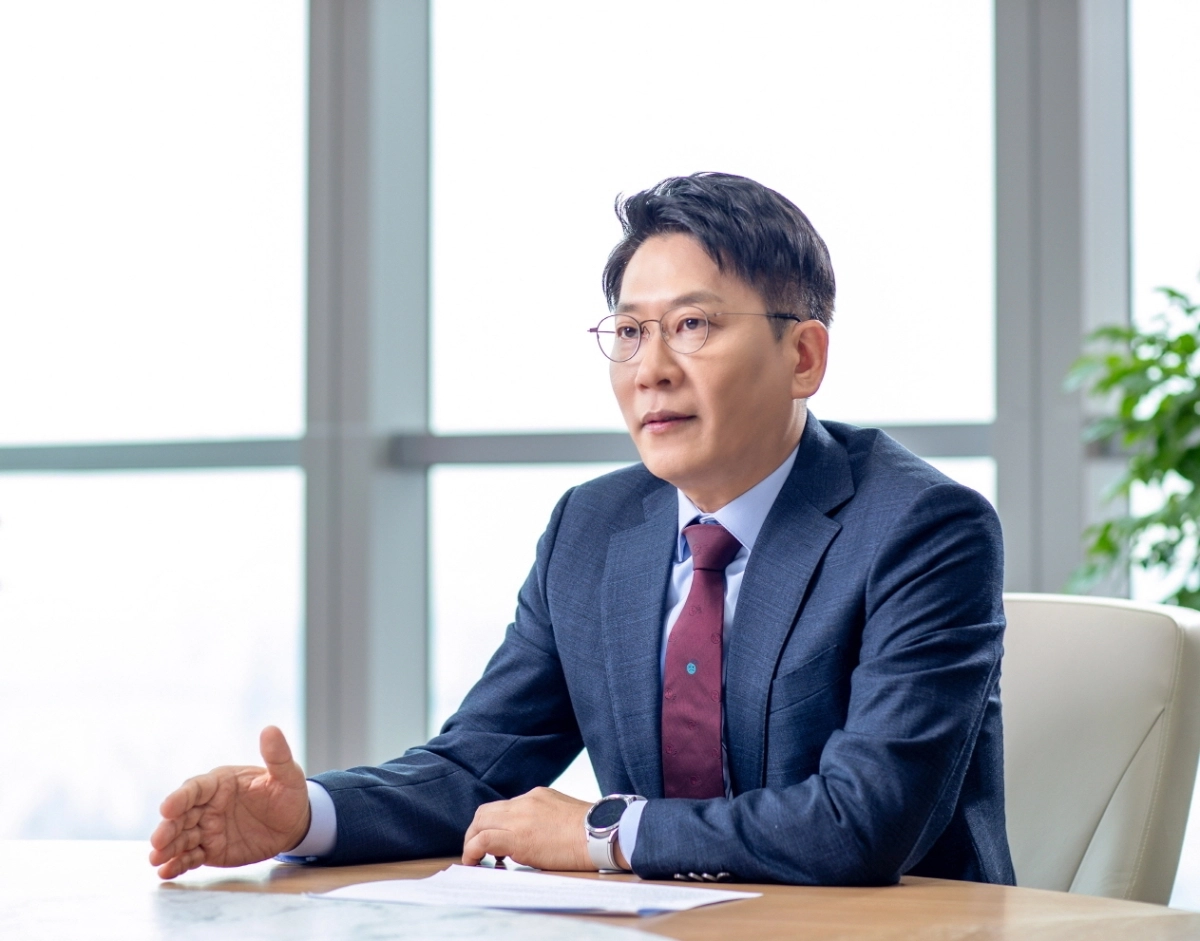 김동명 LG에너지솔루션 사장이 13일 전사 인공지능 전환(AX)을 통해 생산성을 개선하겠다는 목표를 제시했다. 사진은 최근 서울 영등포구 LG에너지솔루션 집무실에서 미래 비전을 구상 중인 김 사장의 모습. LG에너지솔루션 제공