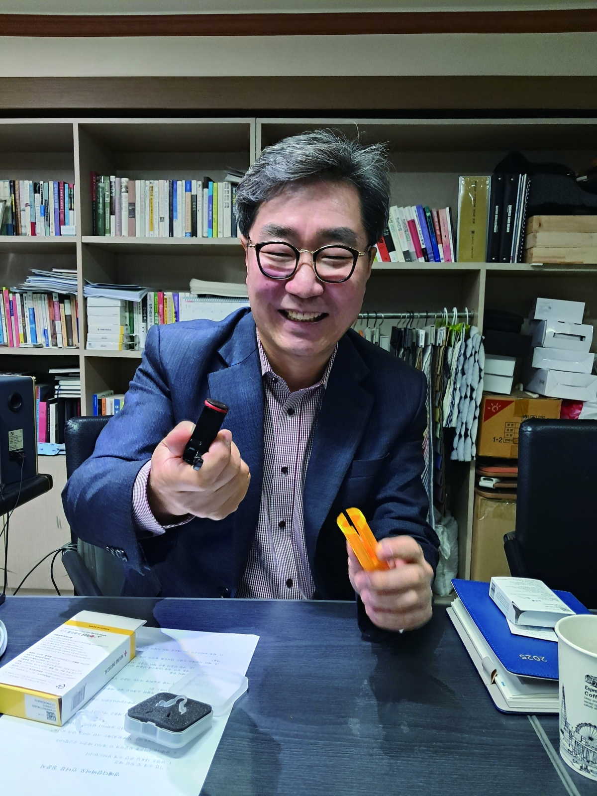 권영조 영메디칼바이오 대표가 자사 제품을 설명하고 있다.