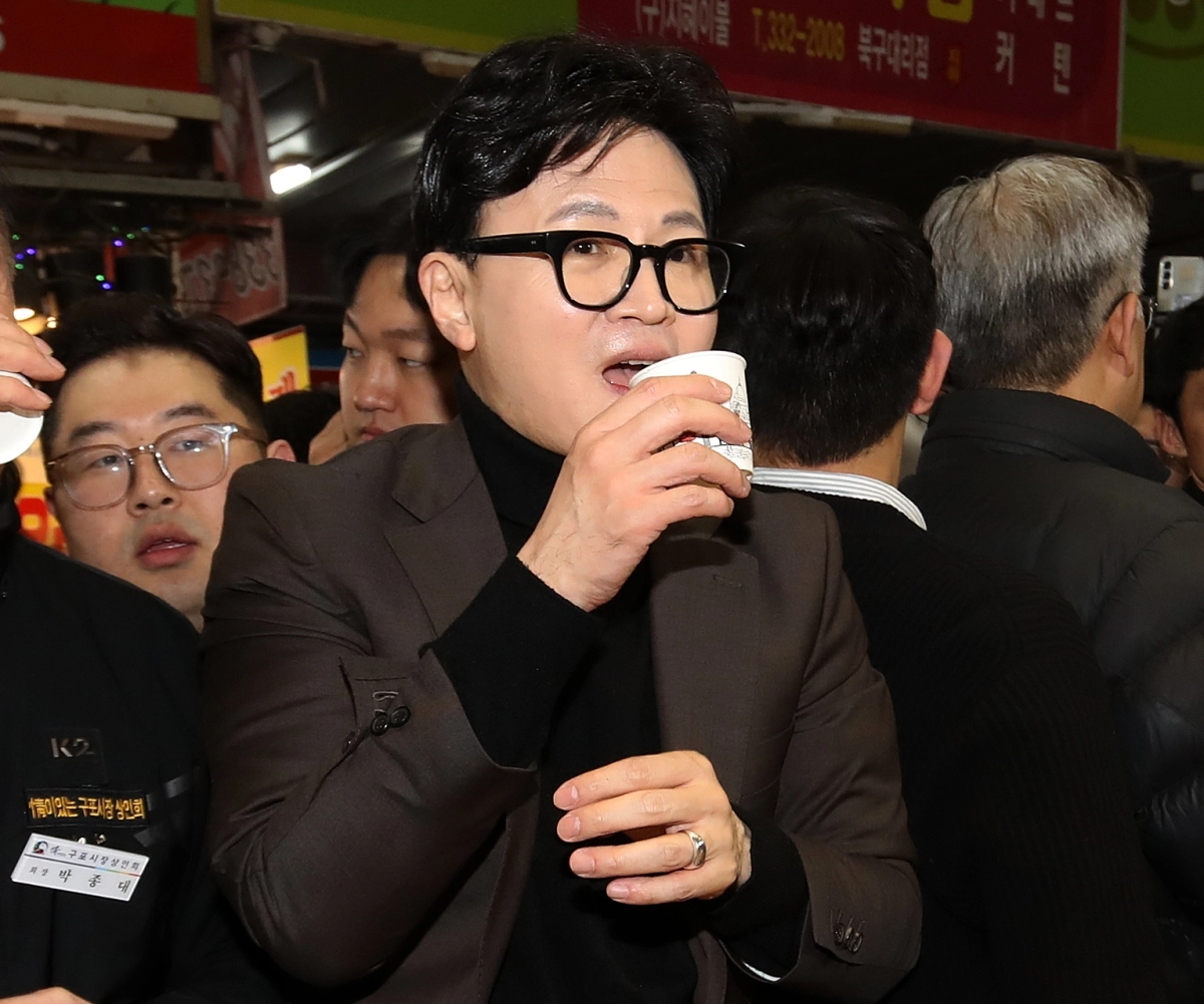 어묵 국물 맛보는 한동훈