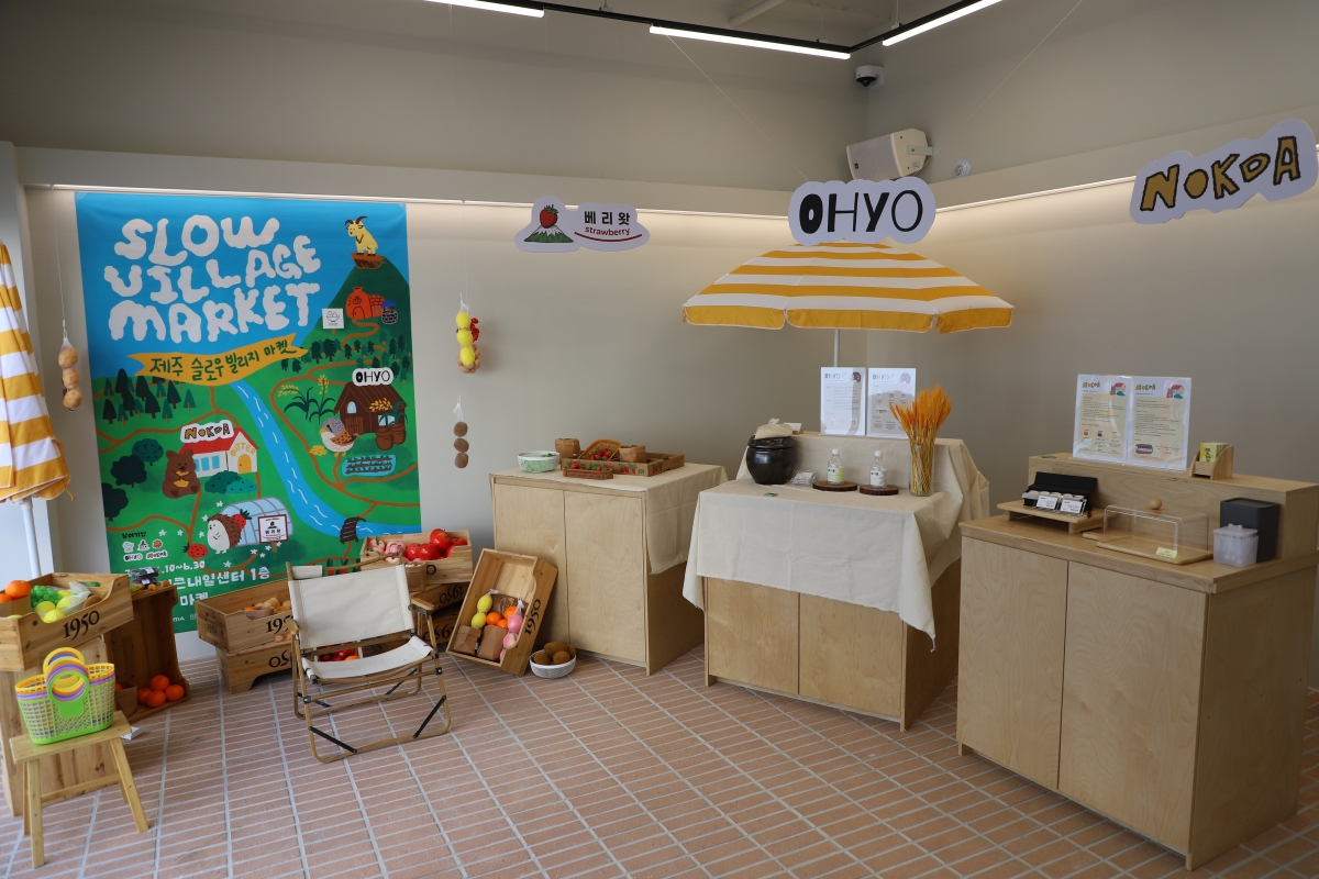 제주더큰내일센터는 지난 10일부터 센터 1층에 팝업스토어 ‘탐나는 마켓’을 오픈하고 센터 출신 인재 창업가들의 제품을 본격적으로 선보이고 있다. 제주더큰내일센터 제공